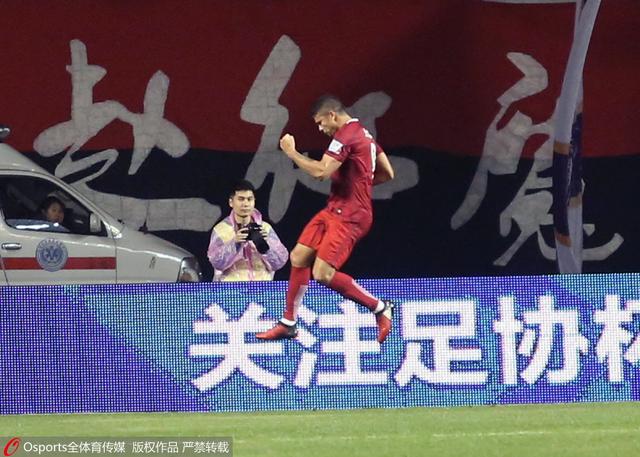 欧联-布莱顿1-0十人雅典AEK 佩德罗造点+点射制胜北京时间12月1日01:45，欧联小组赛第五轮布莱顿挑战雅典AEK的比赛，上半场弗格森低射造险，聚贝尔中柱，下半场若昂佩德罗造点+点射破门，加齐诺维奇直红，最终布莱顿客场1-0十人雅典AEK。